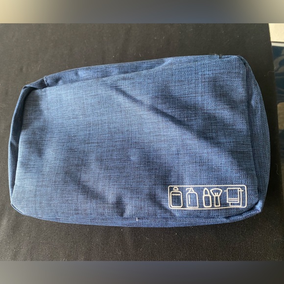 NWOT Toiletry travel case blue - Picture 2 of 5